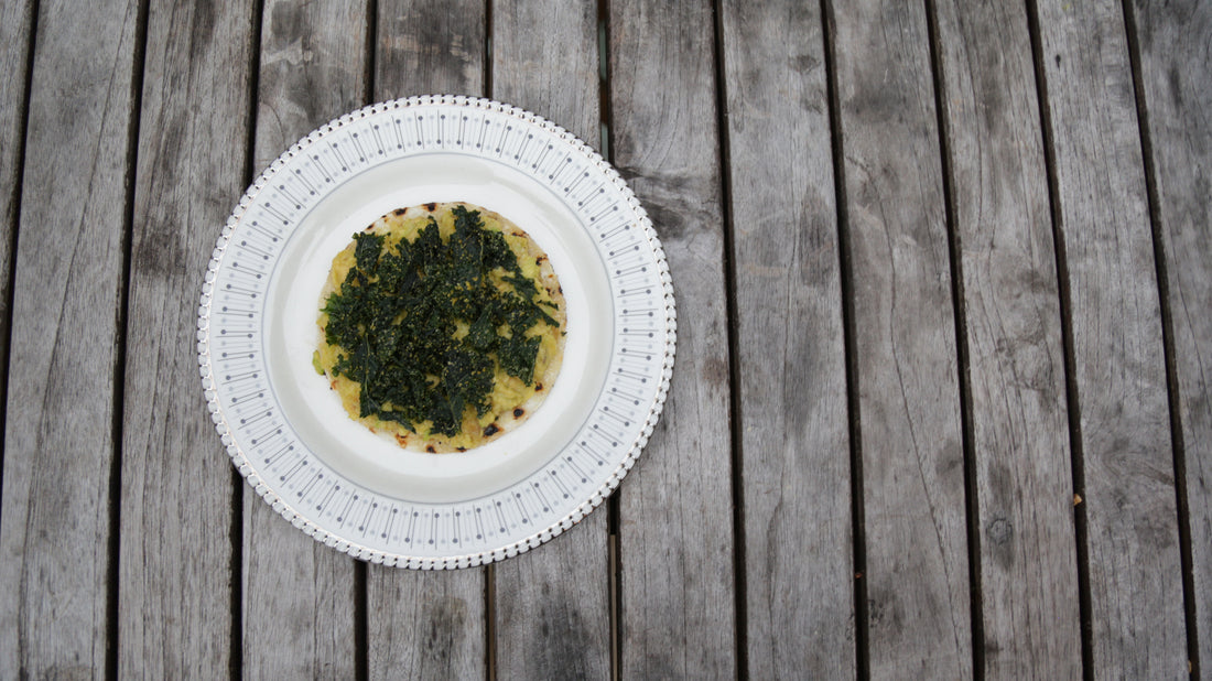 AMIRA arepa con ghee y kale chips
