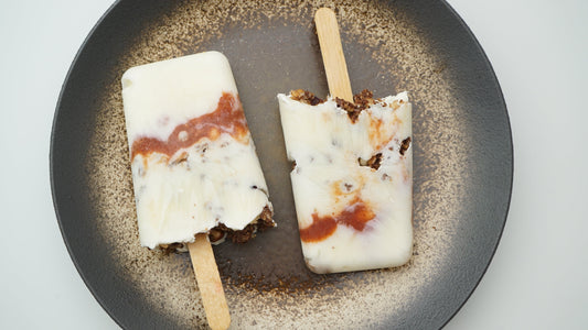 paleta con yogurt y granola triple chocolate de amira