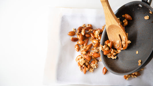 Crocante de almendras con granola banano cacao amira