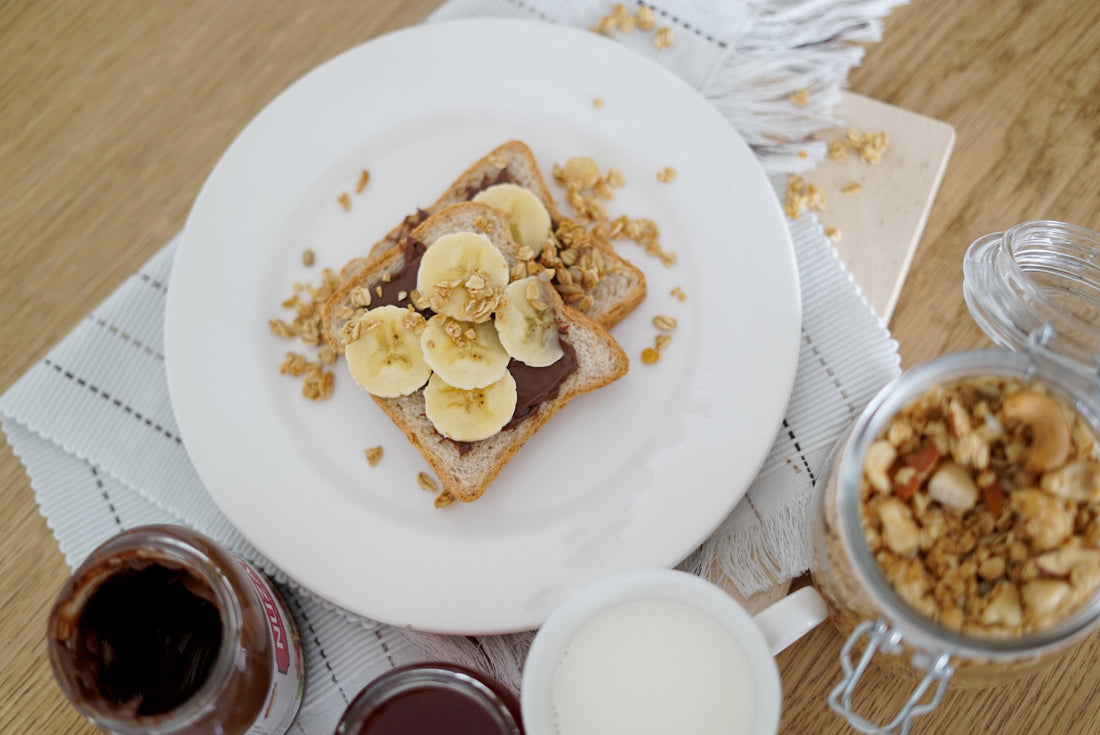 Tostada con banano y granola